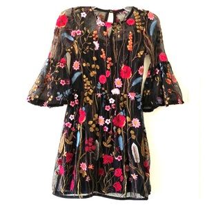 Girls Beautiful embroidered dress size S (7)